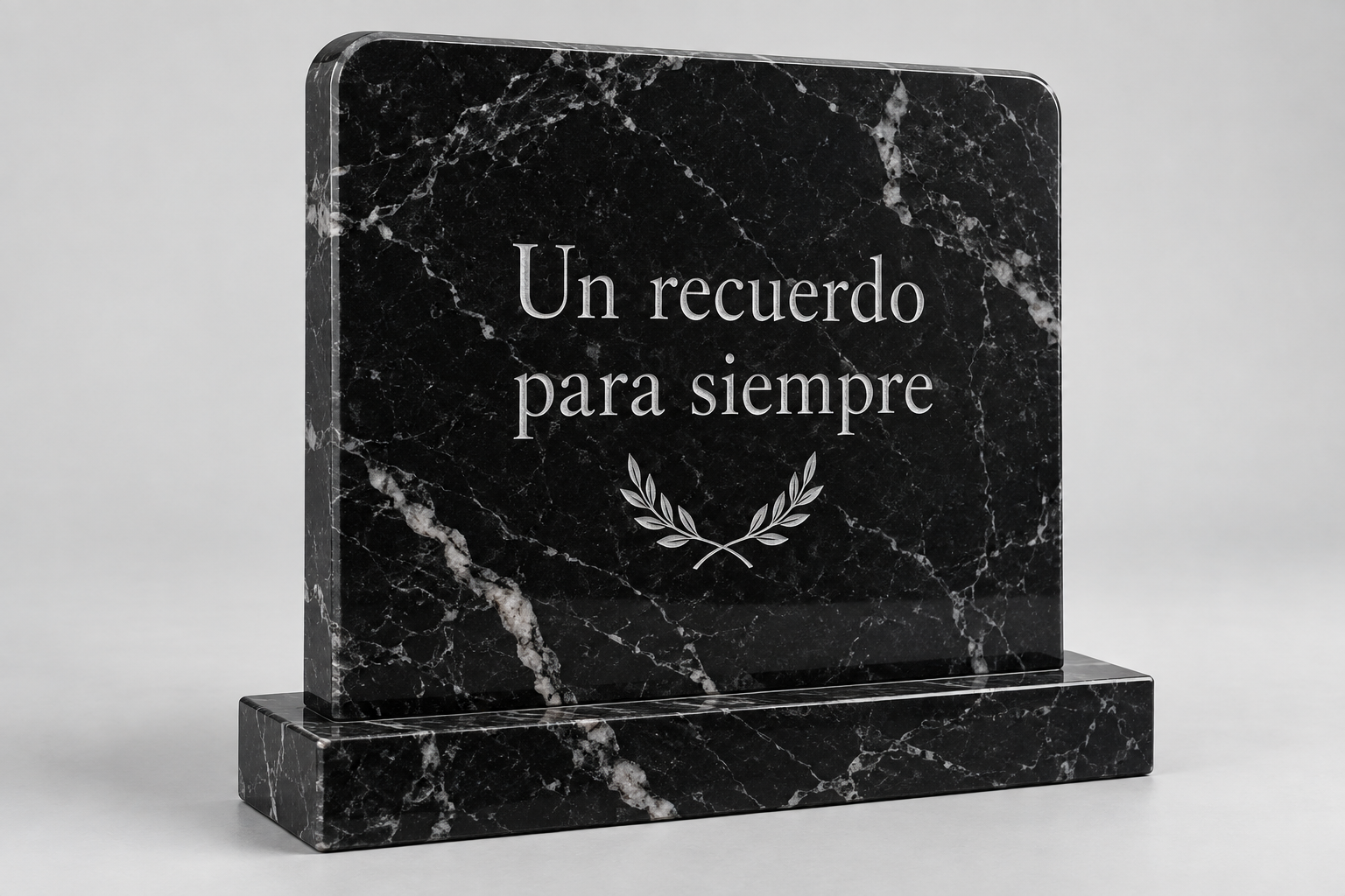 Placa de mármol negro con texto conmemorativo y base de piedra